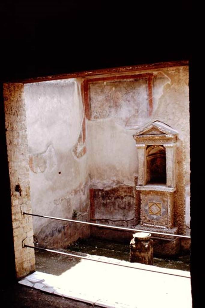 Ins.III.3 Hse of Skeleton, Herculaneum, 1964. Photo by Stanley A. Jashemski.
Source: The Wilhelmina and Stanley A. Jashemski archive in the University of Maryland Library, Special Collections (See collection page) and made available under the Creative Commons Attribution-Non Commercial License v.4. See Licence and use details. J64f1411